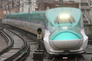 H5 series Shinkansen on a test run. By Sukhoi37, CC BY-SA 4.0